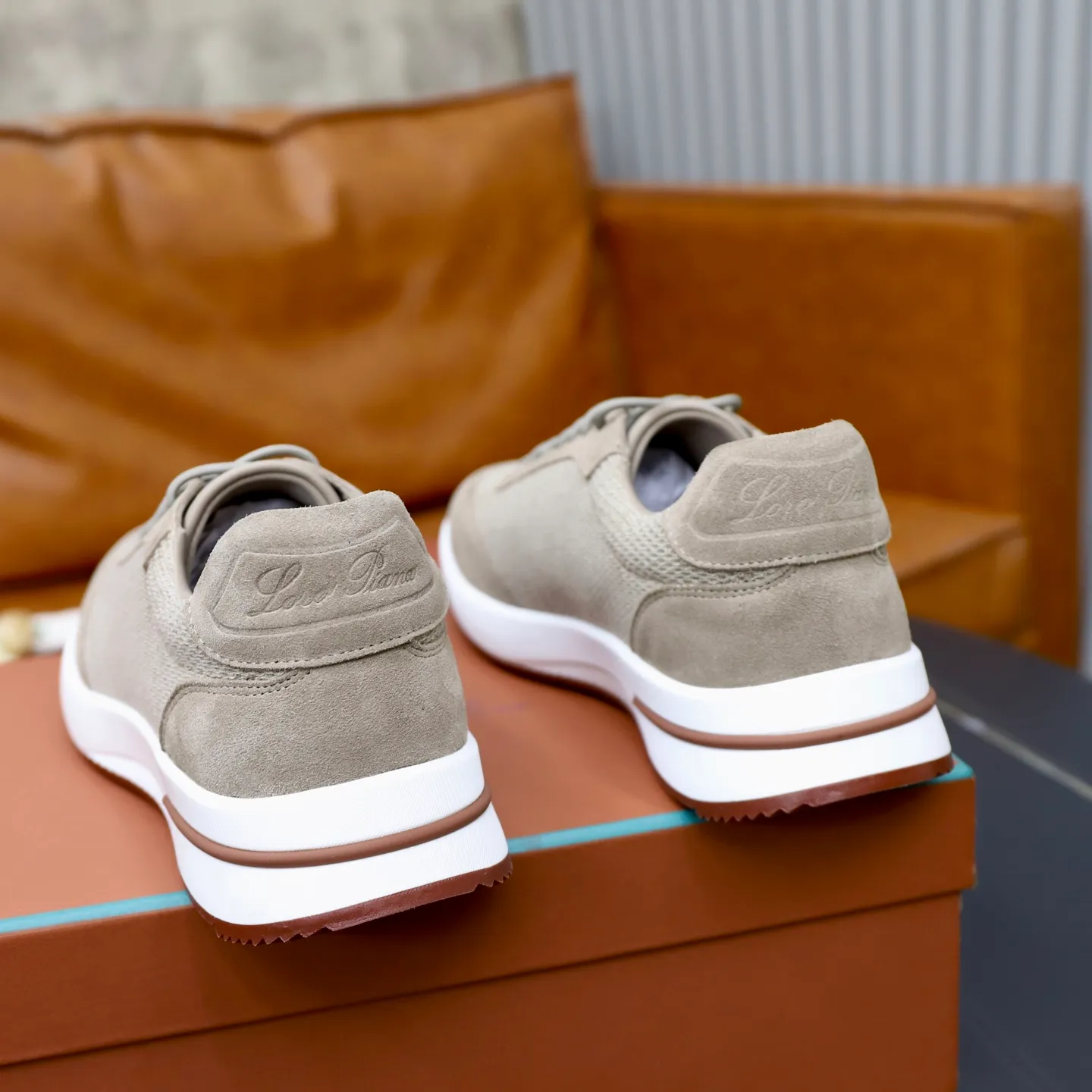 Ex-factory price: 560💰Loro Piana Tennis Walk men’s moral training sneakers! These new textured leather tennis shoes feature an ultra-low-top design for year-round wear and are water-resistant. The wrapped sole creates an effortlessly attractive color combination that harmoniously blends functionality with understated style. The ideal footwear option for urban dressing. The heel is decorated with a soft calfskin tongue with Kummel color inserts and an embossed LP logo. Cotton shoelaces. Material: Upper: Gray woven stitching with cowhide accents! Sole: Rubber lining: Cow leather original rubber sole, excellent foot comfort, complete package! Size: 38-39-40-41-42-43-44 leather shoe size (4546 can be customized)